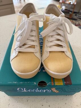 Skechers Cali yellow wedged shoes size 10